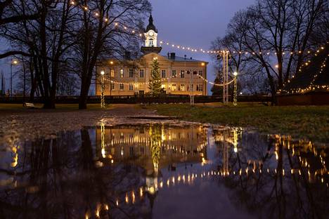 Vielä Porin raatihuoneen puistossa on märkää, mutta jouluksi maa saa valkean peitteen.