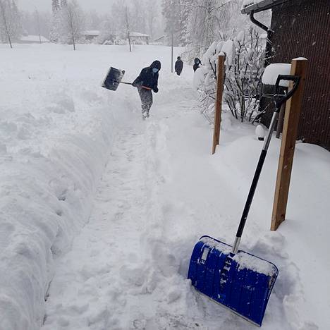 Mäntän seudun koulutuskeskuksen opiskelijat lapioivat lunta ikäihmisten pihoilta.