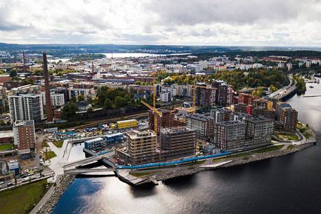 Viime vuosina Tampereelle rakennetuista uusista asunnoista valtaosa on ollut kerrostaloasuntoja. Yleisin huoneistotyyppi on ollut yksiö, joita esimerkiksi vuonna 2020 oli 47 prosenttia kaikista asunnoista. Kuvassa on Ranta-Tampellaa syyskuussa 2022. Uutta kaupunginosaa on rakennettu kiivaasti muutaman viime vuoden aikana.
