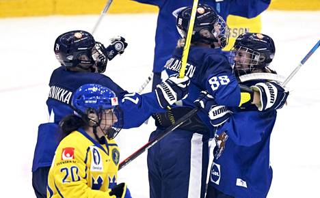 Viivi Vainikka, Ronja Savolainen ja Elisa Holopainen juhlimassa Suomi–Ruotsi-ottelun viimeistä osumaa.