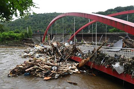 Tulvan mukana ajelehtivaa roskaa kerääntyi siltaa vasten Chaudfontainen kaupungissa Belgiassa.