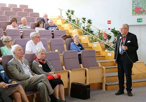 Sukuseuran puheenjohtaja Seppo Pulli esitteli Antrean Pullit -sukukirjaa ja avasi yleisölle tarkemmin suvun historiaa.