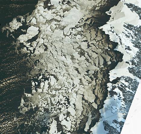 Satelliittikuvasta näkyy, miten jääkerros alkaa kerääntyä myös avomerialueelle. Kuvan alaosassa Pyhärannan Rihtniemi, yläosassa Porin Kuuminaistenniemi.