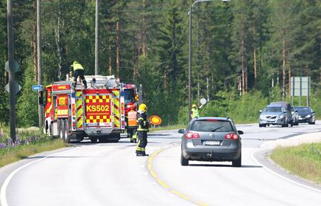Palomiehet ohjasivat liikennettä kuorma-auton renkaan jäähdytystehtävien ajan valtatie 23:lla maanantaina.