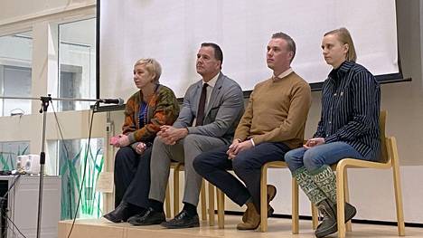 Saara Kässi-Jokinen (oik.) toi Keuruun kaupunginjohtajan terveiset keskustelutilaisuudessa Lehtiniemessä hyvinvointialueen edustajille, muun muassa Maria Kaisa Aulalle, Jan Tolletille ja Jani Kokolle.