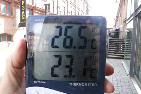 Ennen lumikasojen luokse matkaamista tarkistettiin keskustassa Itäisen kadun lämpötila. Maanantaina iltapäivällä varjossa oli 23 astetta. Sisälämpötilan lukema on liian korkea, koska mittari oli koko ajan kädessä.
