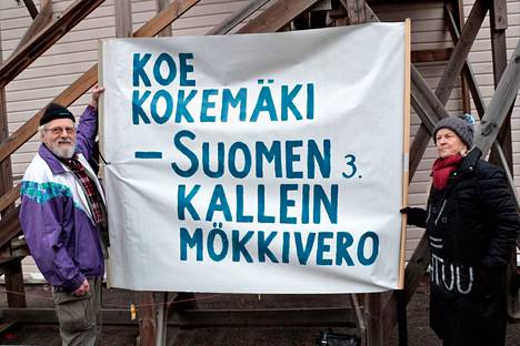 Olli Lehtivuori ja Tuula Javanainen osoittivat mieltään marraskuussa Kokemäen kaupunginvaltuuston kokouksen yhteydessä. Valtuutettujen päitä mielenosoitus ei kuitenkaan kääntänyt.