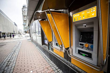 Tampereen pankkiautomaatit tyhjenivät helmi–maaliskuun vaihteessa, kun Venäjä hyökkäsi Ukrainaan 24. helmikuuta 2022. Kuva on otettu vain päiviä ennen hyökkäystä Kuninkaankadulla.