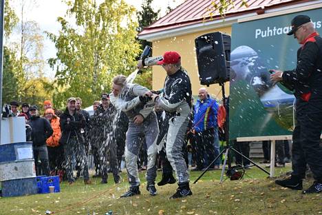 Suomenmestari Tuukka Hallia (keskellä) jäähdyttelee skumpalla kovaa taistelupariansa Juuso Metsälää.