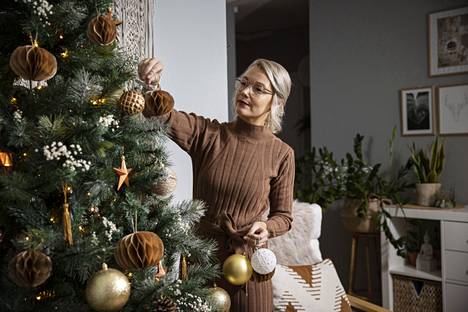 Kaikista joulukodin koristeista kuusi on Emmi Olkkoselle kaikkein tärkein. Lapset tietävät, että myös kuusen koristeleminen on äidin tehtävä. Viisivuotias Linnea Järvinen on saanut koristella omaan huoneeseensa pienen kuusen oman makunsa mukaan.