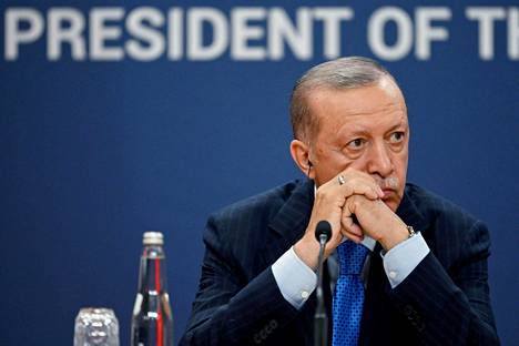 Turkin presidentti Recep Tayyip Erdogan kertoi keväällä julkisuudessa suhtautuvansa kielteisesti Suomen ja Ruotsin jäsenyyteen puolustusliitto Natossa.