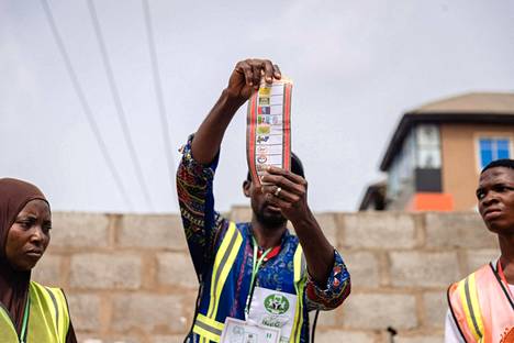 Nigeriassa oppositiopuolueet vaativat presidentinvaalien tuloksen mitätöimistä, vaikka ääntenlasku ei ole vielä lopussa. Kuvassa vaalitoimielimen ääntenlaskija pitää lipuketta ääntenlaskennan ollessa käynnissä.