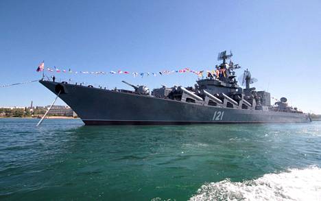 Moskva-alus kuvattuna Mustanmeren satamakaupunki Sevastopolin rannalla toukokuussa 2013.