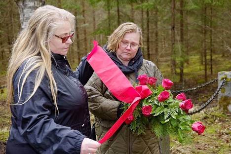 Valkeakosken Työväenyhdistyksen seppeleen laskivat Pia Hänninen ja Petra Pikkanen.