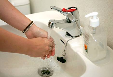 Kaikkia mikrobeja voi torjua hyvällä perushygienialla kuten pesemällä käsiä,.