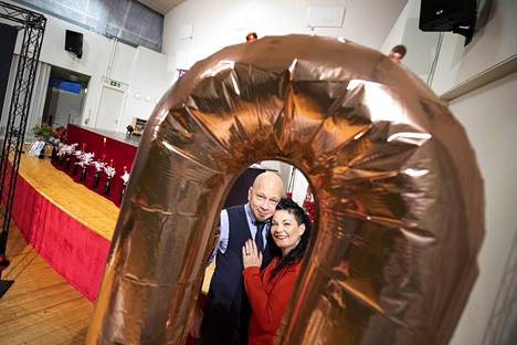 Kari Varis ja Kati Koivisto järjestivät syntymäpäiväjuhlissa romanttisen yllätyksen, joka loksautti vieraiden leuat auki.