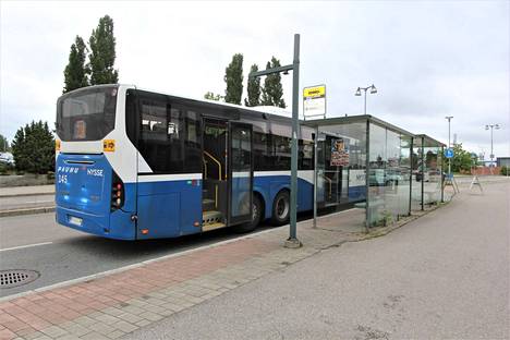 Bussilinja 70A odottaa matkustajia Pirkkalaistorin pysäkillä. Kuvituskuva.