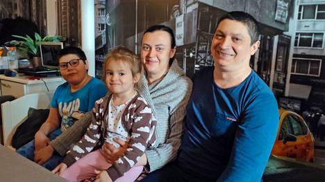 Maria ja Sergei Zintšenko ja heidän kolme lastaan Maksim ja Kira (kuvassa) sekä Viktor pääsivät ihmeellisten sattumusten kautta Keuruulle. Perheessä ei erikseen juhlita äitienpäivää, sillä äiti on rakas ja tärkeä joka päivä.