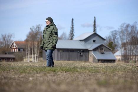 Paalan tilan viljelijä Juha Raivonen suhtautuu tulevaan toiveikkaasti, sillä tilaa on uudistettu ja kehitetty tasaiseen tahtiin. Hän kuitenkin tietää, että monella tilalla ollaan nyt vaikeiden kysymysten äärellä.