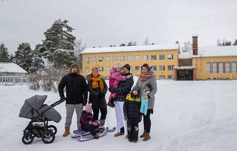 Enäjärven koulun puolesta ovat vedonneet alueen lasten vanhemmat, nyt meriporilaiset yrittäjät. Tammikuussa otetussa kuvassa on paikallisia lapsia vanhempineen. 