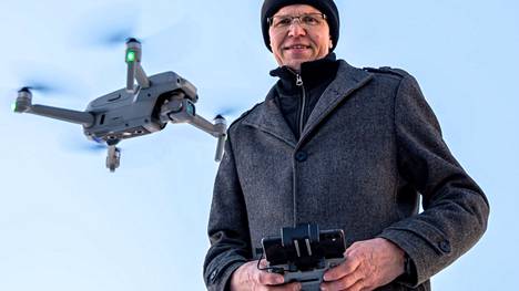 Akkulaitteita ei kannata jättää latautumaan omin päin. LähiTapiola Pirkanmaan korvausjohtaja Tapio Kärkelä kehottaa myös testaamaan säännöllisesti palohälyttimen kunnon. Kuvan drone ei liity jutun tapaukseen.