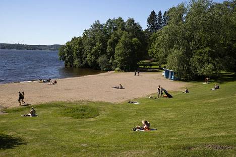 Tampereen Infran työnjohtaja Tea Leppänen kertoo, että isommilla rannoilla on jokaisella oma siistijä ja Pyynikin uimarannalla heitä on kaksi.
