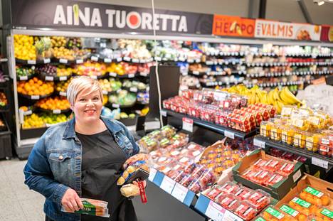 Valtiovarainministeri Annika Saarikko (kesk.) esitteli valtion ensi vuoden budjetti­ehdotuksen pari viikkoa sitten. Hallituksen budjettiriihi alkaa elokuun lopussa. Suurin ponnistus on löytää eväät, joilla ruoan, bensan ja sähkön rajua hinnannousua voidaan kompensoida kuluttajille. Saarikko kuvattiin Oripään K-marketissa kesäkuussa.