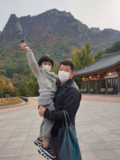 Jung Hyun Cho ja hänen poikansa Won Jin Cho retkeilivät Seoraksanin kansallispuistossa Etelä-Koreassa marraskuussa 2020. Won Jin on nyt seitsemänvuotias.