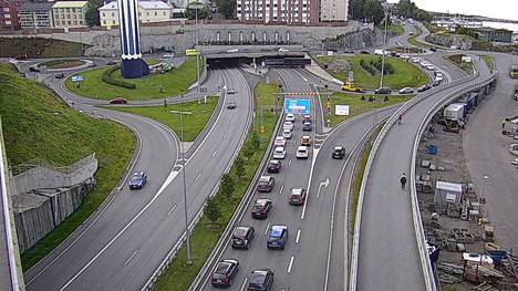 Liikenne länteen päin takkuaa Tampereen Rantatunnelin suulla. Iltapäiväruuhkan vuoksi pääsyä tunneliin säännellään ajoittain. Kello 15.53 otetussa kelikamerakuvassa näkyy liikenteen jonoutuminen tunnelin suulla.