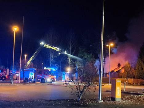 Varastokäytössä ollut piharakennus tuhoutui tulipalossa Ulvilan Selmantiellä sunnuntaina aamuyöllä.