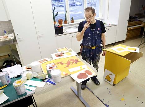 Taiteilija Veijo Setälä suunnittelee Vähärauman koulun oppilaiden piirrosten pohjalta taidetta Vähärauman kirjaston palautuslaatikkoon. Koululaiset ovat piirtäneet erilaisia eläinhahmoja.