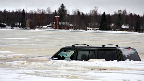 Järvenselällä voi tulla vaaratilanne, jossa jää on pettänyt ajoneuvon alta. Pelastuslaitos muistuttaa varmistamaan jään kantavuuden.