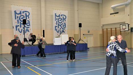 Yhdeksänkymppiset Eero ja Aila Perttula, oikealla, ottivat tanssiparketin haltuun Rysän päivätansseissa vanhustenviikolla. Daaminsa veivät tanssin pyörteisiin myös Erkki Vanhatalo ja Tapio Luusalo.
