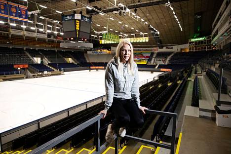 Minna Kivelä on Tampereella pelattavan kansainvälisen padel-turnauksen kilpailunjohtaja. Turnaus pelataan Hakametsän hallissa. 