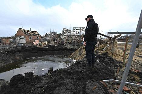 Poliisi tutki Venäjän iskussa syntynyttä kraateria Vovtšanskissa Harkovan alueella 9. maaliskuuta. Suomi lähettää Ukrainan tukemiseen 29 miljoonaa euroa humanitaarista apua ja kehitysyhteistyötukea.