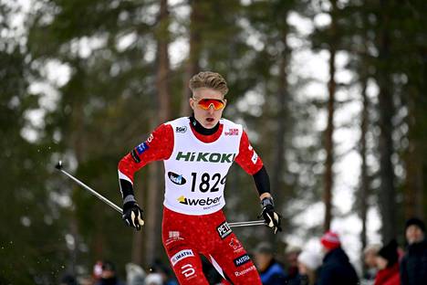 Remi Lindholm vauhdissa hiihdon SM-kisoissa tammikuussa.