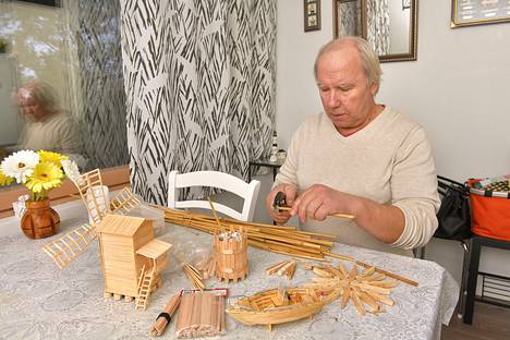 Valto Ristimäki on rakentanut keittiön pöydän ääressa kymmeniä pienoismalleja ja koriste-esineitä tikuista ja kaisloista. Työssään hän tarvitsee myös muiden muassa puuliimaa, lakkaa, hiomapaperia ja sivuleikkurin. Kuvat: Juha Sinisalo