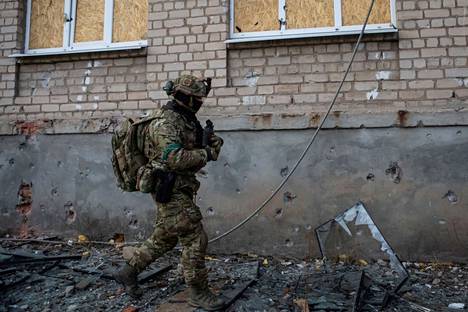Taistelu Bahmutin kaupungista jatkuu. Ukrainalaissotilas kuvattuna kaupungissa 9. helmikuuta.