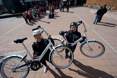 Vatialan koulun kuudennen luokan oppilaat Arttu Väärälä ja Joni Mäkelä nostivat uudet menopelit ilmaan kevyesti. He ovat jo kokeneita pyöräilijöitä.
