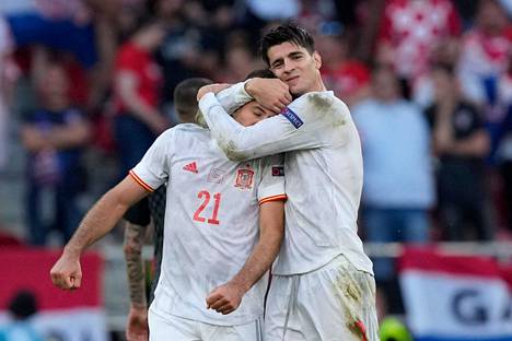 Se on siinä! Mikel Oiarzabal (vas.) ja Alvaro Morata juhlivat Espanjan viidettä maalia.