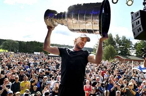 Mikko Rantanen toi viime heinäkuussa Stanley Cupin kotikaupunkiinsa Nousiaisiin.