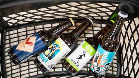 Arkistokuvassa tuotteita neljältä porilaispanimolta, Beer Hunter’silta, Rocking Bear Brewersilta, Moose on the Looselta ja Ruosniemen panimolta.