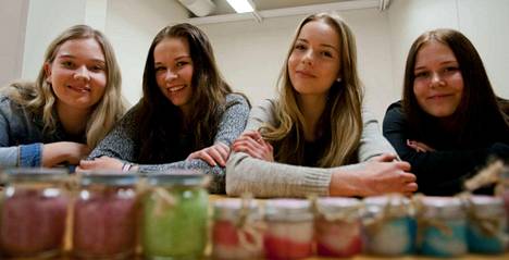Jenny Varje, Aino Laitila, Amanda Hyövälti ja Aliisa Passila valmistavat muun muassa itse tehtyjä huulikuorintavoiteita. Kosmetiikan raaka-aineita käytetään esimerkiksi sokeria ja elintarvikevärejä.