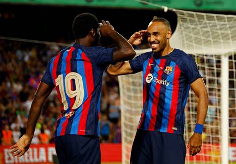 Pierre-Emerick Aubameyang (oikealla) siirtyi viimeisenä mahdollisena siirtopäivänä FC Barcelonasta Chelseaan. Kuvassa hän tuulettaa maalia Frnak Kessien kanssa Barcelonassa.
