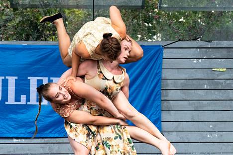 Teatterikesän avajaisissa 2. elokuuta nähtiin esimerkiksi, kun Kamilla Nisse, Iitu Kivimäki ja Anniina Peltovako esittivät huiman  akrobatia-show:n. Ohjelmistossa oli yhteensä 39 näytöstä, joista loppuunmyytyjä oli 13.