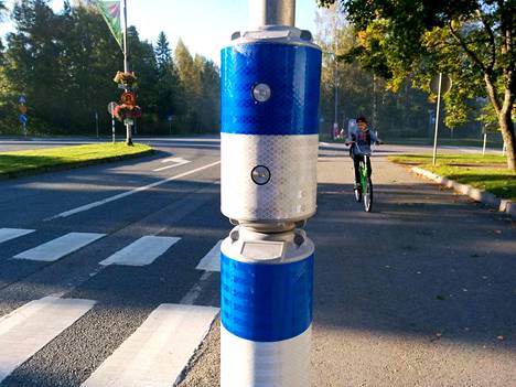 Kun tämä laite havaitsee jalankulkijan tai pyöräilijän, se alkaa vilkuttaa Sääksmäentiellä sinivalkoista valoa. Nyt tulee lisää toimia turvallisuuden eteen.