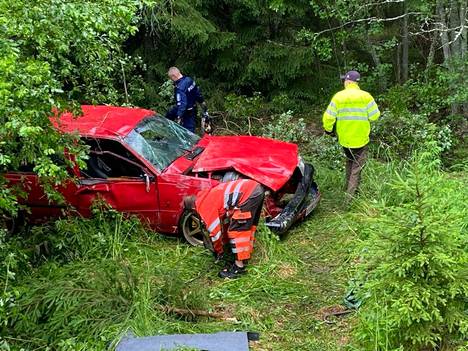 Onnettomuus sattui Ylöjärvellä Kuruntiellä 19.6.2021. Valokuvassa valmistellaan auton nostoa puoli kahdeltatoista kolaripäivänä.