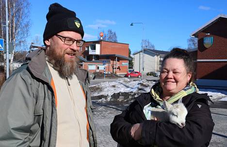 Mikko ja Katja Rinne kävivät äänestämässä päivän vanha Teuvo-karitsa mukanaan.
