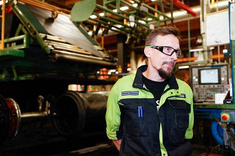 Nokian Raskaiden Renkaiden operaattori Kimmo Nieminen kertoo, että työssä on ovat tärkeitä kädentaidot. Fyysistä voimaa tarvitaan raskaiden renkaiden valmistuksessa.