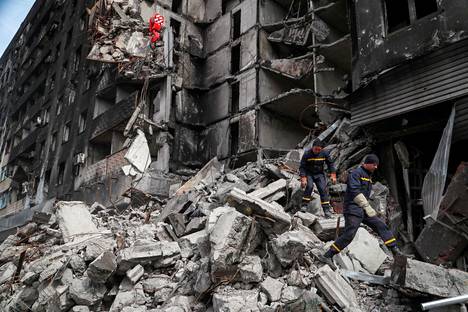 Venäjän iskujen tuhoamia rakennuksia raivattiin Mariupolissa sunnuntaina 10. huhtikuuta.